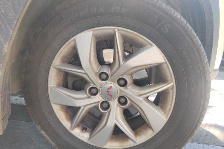 Used Wuling Hongguang S3 2018 1.5L Manual Standard Version China V Standard Right Front Wheel Hub