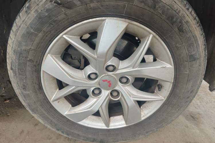 Used Wuling Hongguang S3 2018 1.5L Manual Standard Version China V Standard Right Front Wheel Hub