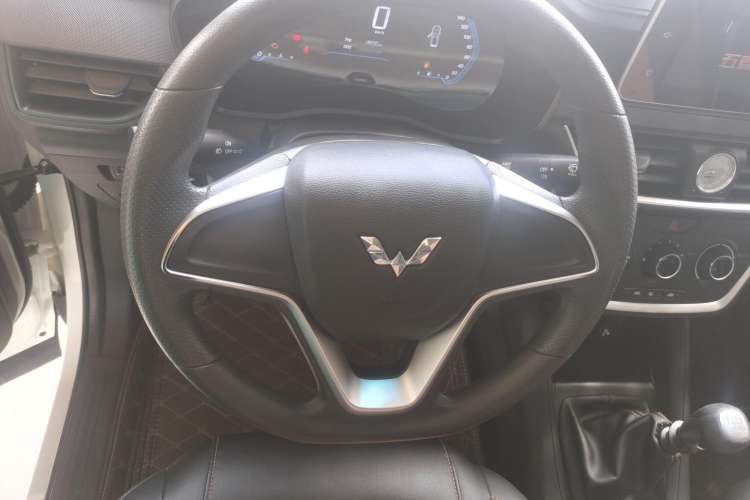 Used Wuling Hongguang S3 2018 1.5L Manual Comfort Model China V Standard Steering Wheel