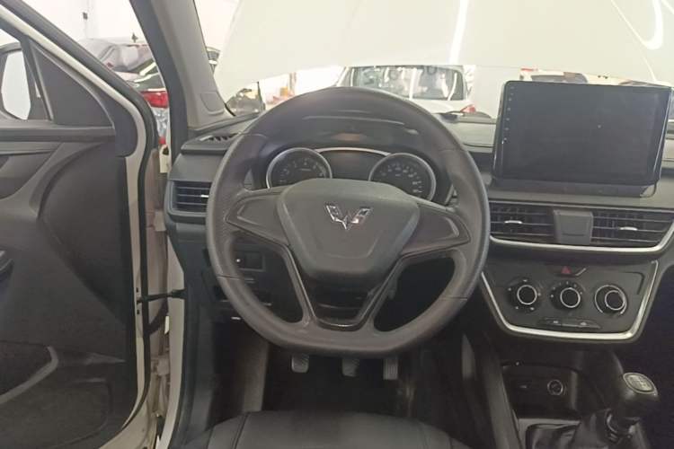 Used Wuling Hongguang S3 2018 1.5L Manual Standard Version China V Standard Steering Wheel