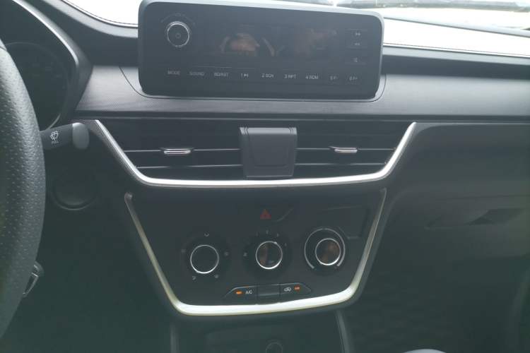 Used Wuling Hongguang S3 2019 1.5L Manual Standard Version China VI Standard Audio And AC Panel