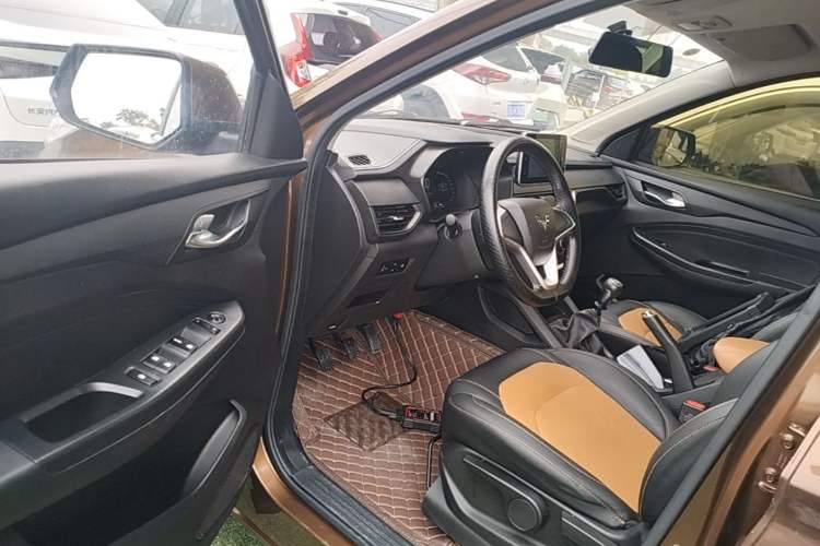 Used Wuling Hongguang S3 2019 1.5L Manual Comfort Model China VI Standard Driver Seat