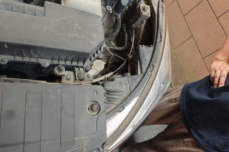 Used Wuling Hongguang S3 2019 1.5L Manual Comfort Model China VI Standard Engine Bay Left