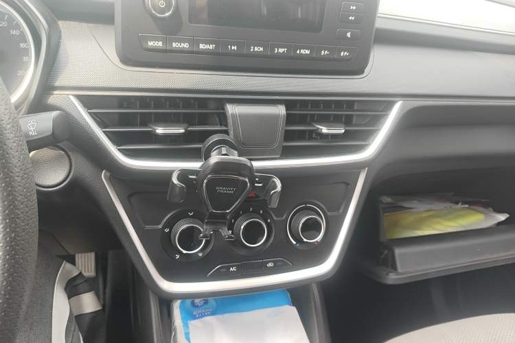 Used Wuling Hongguang S3 2019 1.5L Manual Standard Version China VI Standard Audio And AC Panel