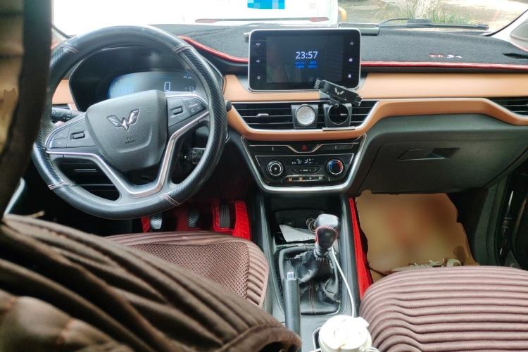 Used Wuling Hongguang S3 2019 1.5L Manual Luxury Model China VI Standard Center Console