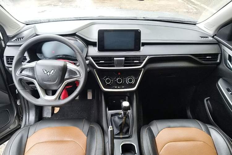 Used Wuling Hongguang S3 2019 1.5L Manual Comfort Model China VI Standard Center Console