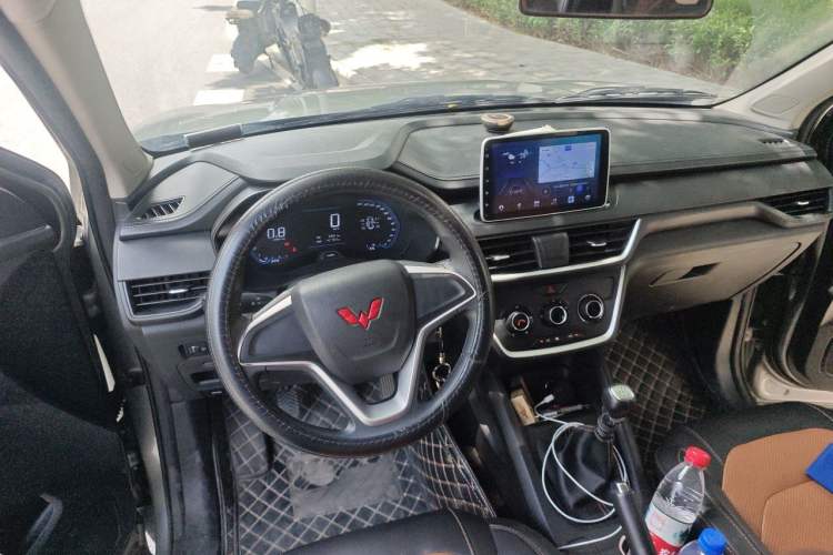 Used Wuling Hongguang S3 2019 1.5L Manual Comfort Model China VI Standard Center Console