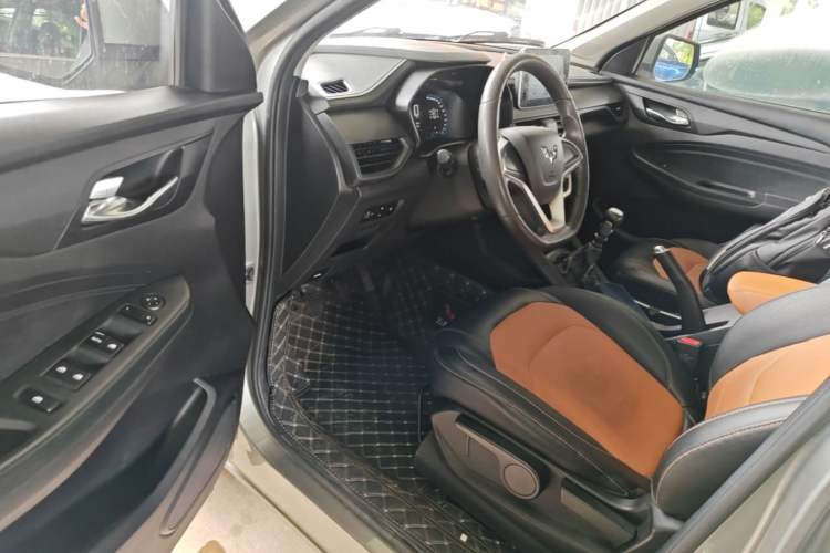 Used Wuling Hongguang S3 2019 1.5L Manual Comfort Model China VI Standard Driver Seat