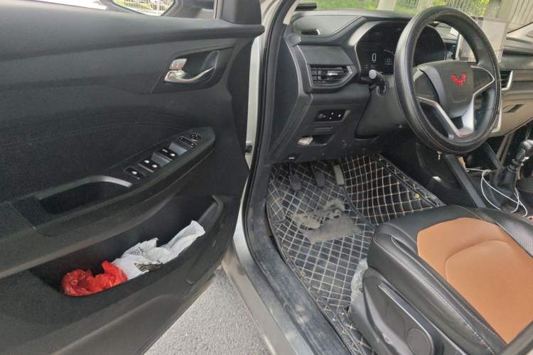 Used Wuling Hongguang S3 2019 1.5L Manual Comfort Model China VI Standard Driver Seat