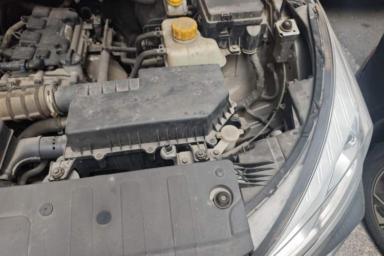 Used Wuling Hongguang S3 2019 1.5L Manual Standard Version China VI Standard Engine Bay Left