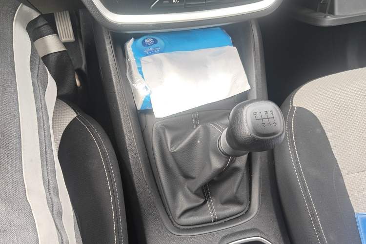Used Wuling Hongguang S3 2019 1.5L Manual Standard Version China VI Standard Gear Lever