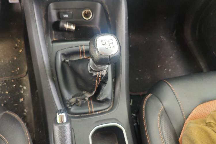Used Wuling Hongguang S3 2019 1.5T Manual Comfort Edition China VI Standard Gear Lever
