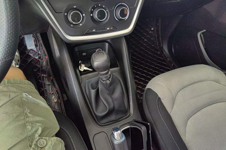 Used Wuling Hongguang S3 2019 1.5L Manual Standard Version China VI Standard Gear Lever