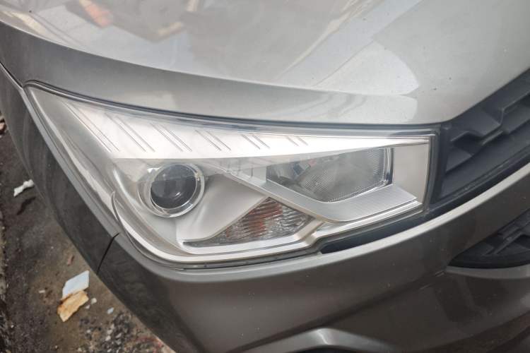 Used Wuling Hongguang S3 2019 1.5L Manual Standard Version China VI Standard Right Front Headlight