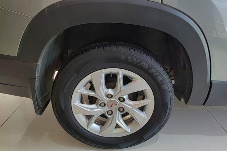 Used Wuling Hongguang S3 2019 1.5L Manual Standard Version China VI Standard Right Rear Wheel Hub