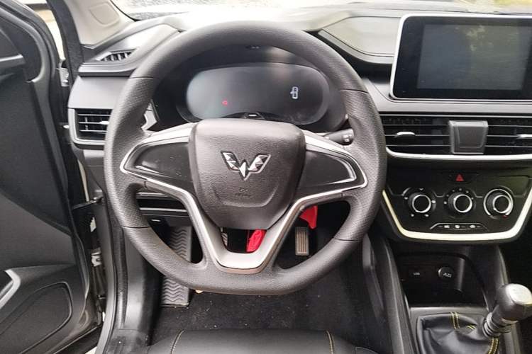 Used Wuling Hongguang S3 2019 1.5L Manual Comfort Model China VI Standard Steering Wheel