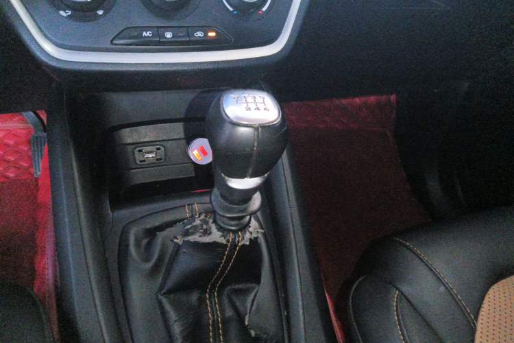 Used Wuling Hongguang S3 2019 1.5L Manual Comfort Model China VI Standard Gear Lever