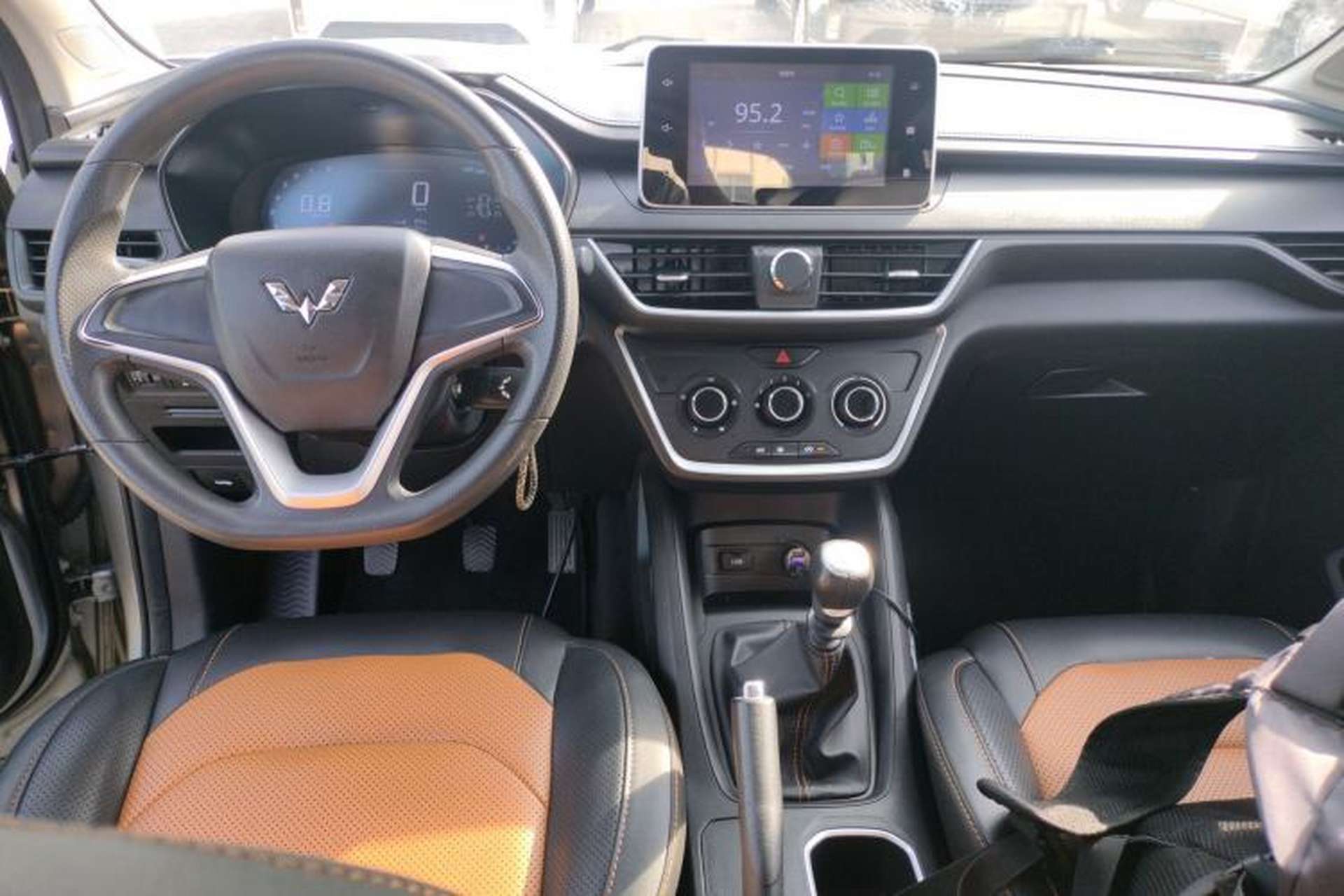 Used Wuling Hongguang S3 2019 1.5L Manual Comfort Model China VI Standard Center Console