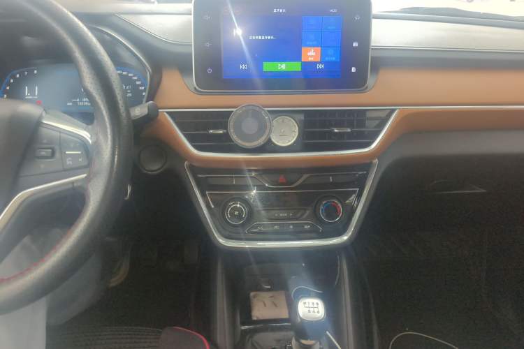 Used Wuling Hongguang S3 2019 1.5L Manual Luxury Model China VI Standard Audio And AC Panel
