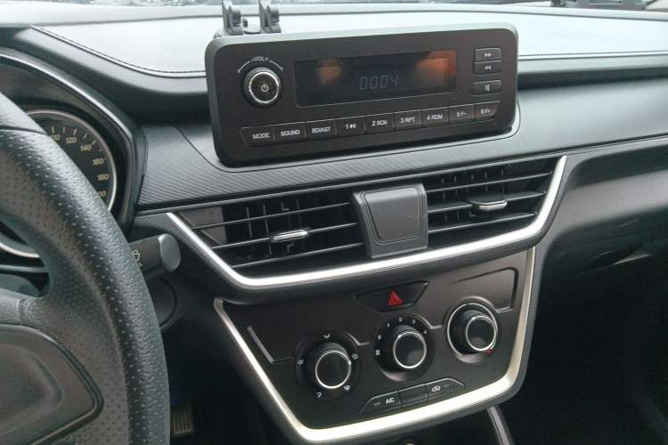 Used Wuling Hongguang S3 2019 1.5L Manual Standard Version China VI Standard Audio And AC Panel