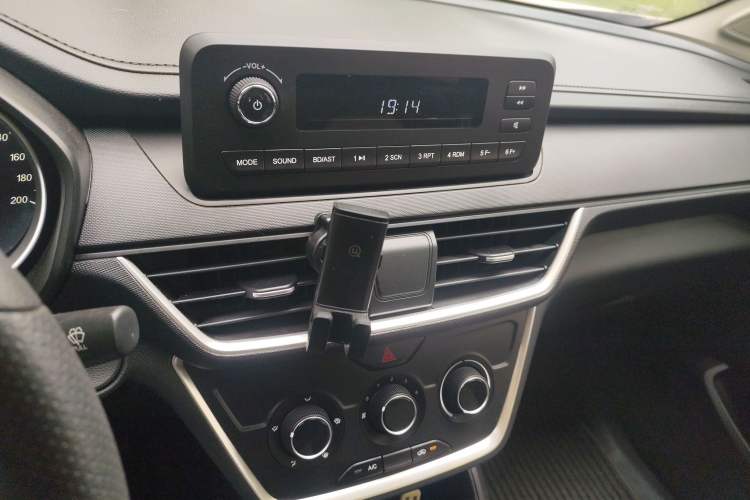 Used Wuling Hongguang S3 2019 1.5L Manual Standard Version China VI Standard Audio And AC Panel