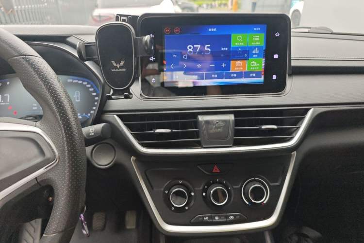 Used Wuling Hongguang S3 2019 1.5L Manual Comfort Model China VI Standard Audio And AC Panel