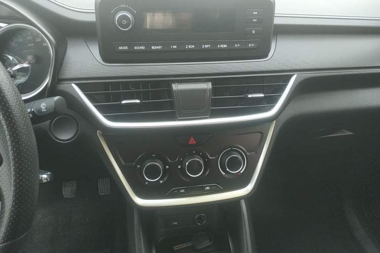 Used Wuling Hongguang S3 2019 1.5L Manual Standard Version China VI Standard Audio And AC Panel