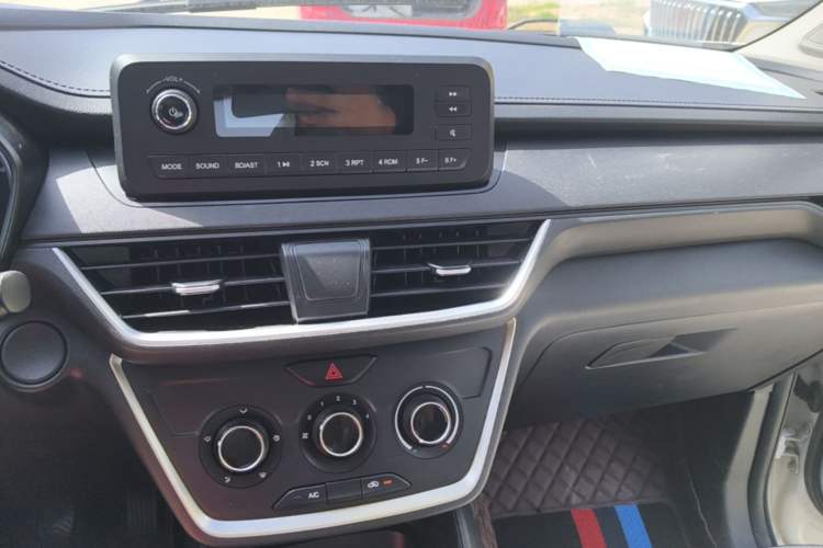 Used Wuling Hongguang S3 2019 1.5L Manual Standard Version China VI Standard Audio And AC Panel