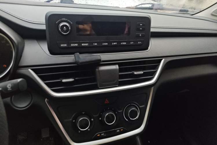Used Wuling Hongguang S3 2019 1.5L Manual Standard Version China VI Standard Audio And AC Panel