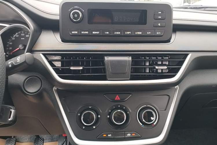 Used Wuling Hongguang S3 2019 1.5L Manual Standard Version China VI Standard Audio And AC Panel