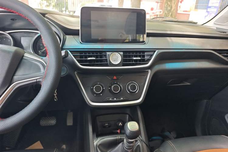 Used Wuling Hongguang S3 2019 Automatic Clutch Version 1.5L Manual Comfort Model China V Standard Audio And AC Panel