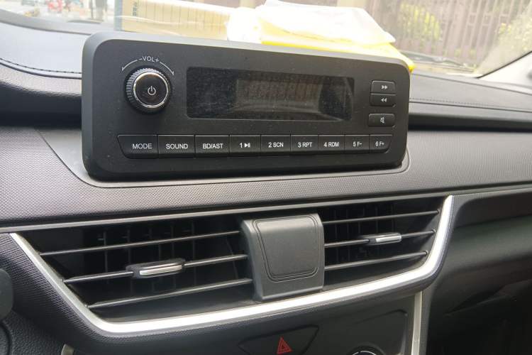 Used Wuling Hongguang S3 2019 1.5L Manual Standard Version China VI Standard Audio And AC Panel