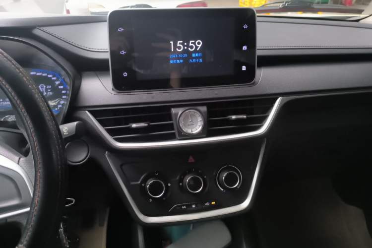 Used Wuling Hongguang S3 2019 1.5T Manual Comfort Edition China VI Standard Audio And AC Panel
