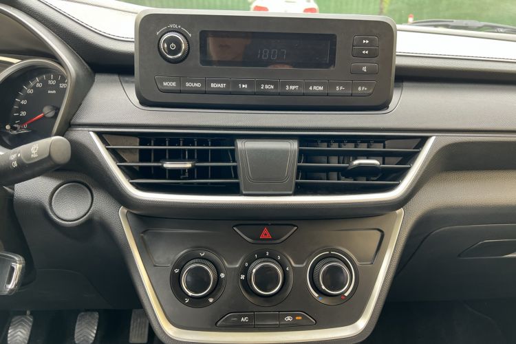 Used Wuling Hongguang S3 2019 1.5L Manual Standard Version China VI Standard Audio And AC Panel
