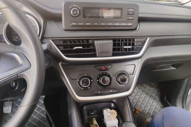 Used Wuling Hongguang S3 2019 1.5L Manual Standard Version China VI Standard Audio And AC Panel