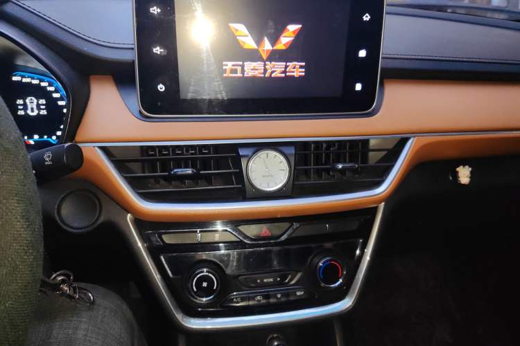 Used Wuling Hongguang S3 2019 Automatic Clutch Version 1.5L Manual Luxury Model China V Standard Audio And AC Panel