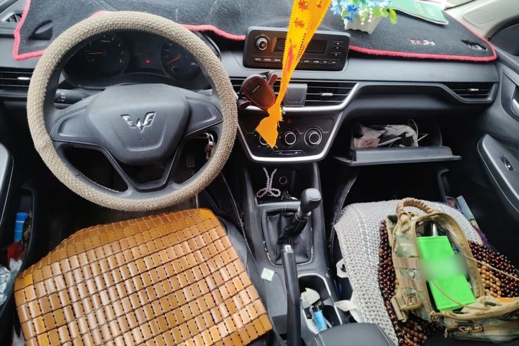 Used Wuling Hongguang S3 2019 1.5L Manual Standard Version China VI Standard Center Console