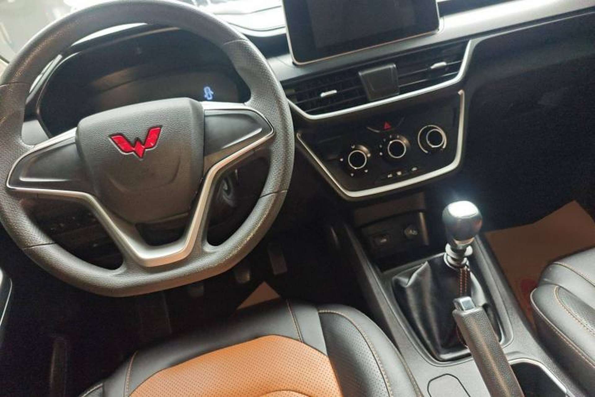 Used Wuling Hongguang S3 2019 1.5L Manual Comfort Model China VI Standard Center Console