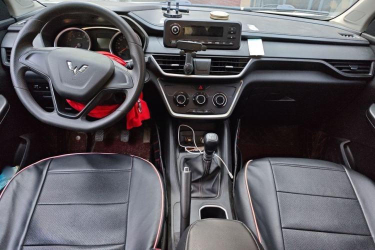 Used Wuling Hongguang S3 2019 1.5L Manual Standard Version China VI Standard Center Console