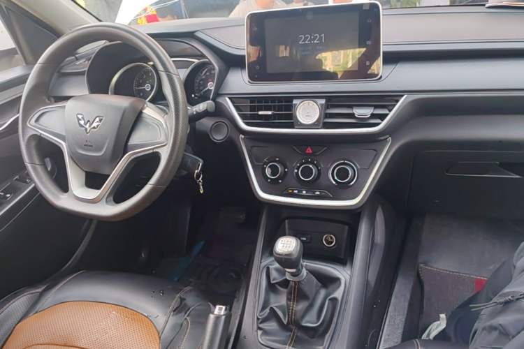 Used Wuling Hongguang S3 2019 Automatic Clutch Version 1.5L Manual Comfort Model China V Standard Center Console