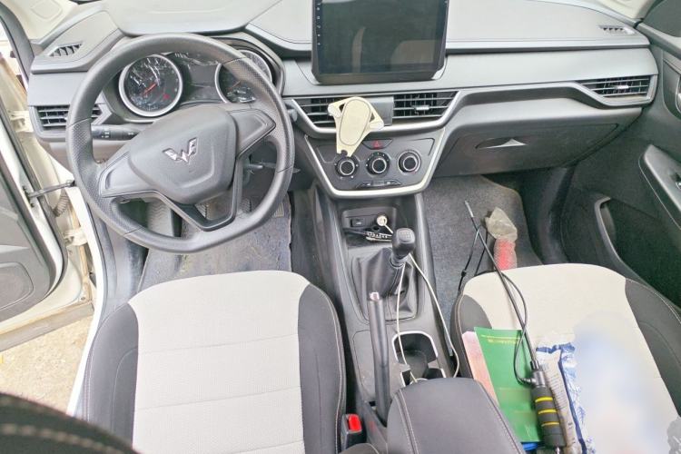 Used Wuling Hongguang S3 2019 1.5L Manual Comfort Model China VI Standard Center Console