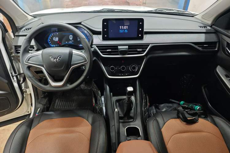 Used Wuling Hongguang S3 2019 1.5L Manual Comfort Model China VI Standard Center Console