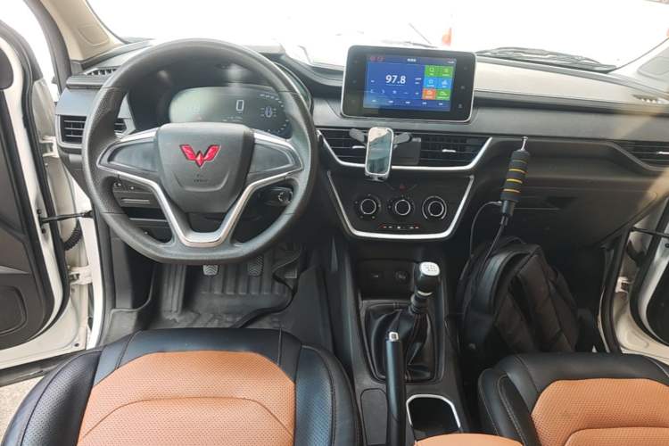 Used Wuling Hongguang S3 2019 1.5L Manual Comfort Model China VI Standard Center Console