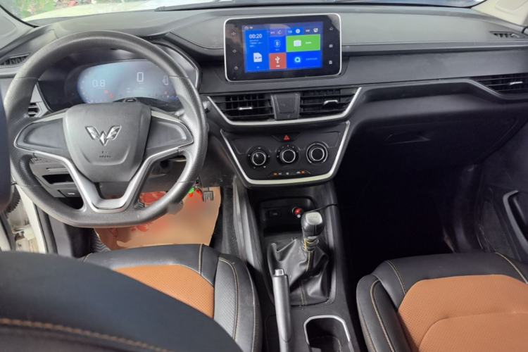Used Wuling Hongguang S3 2019 1.5L Manual Comfort Model China VI Standard Center Console