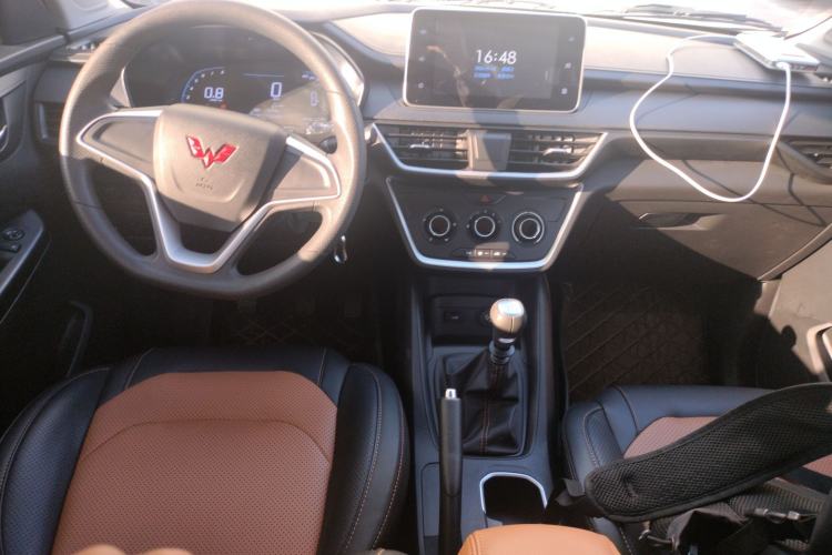 Used Wuling Hongguang S3 2019 1.5L Manual Comfort Model China VI Standard Center Console
