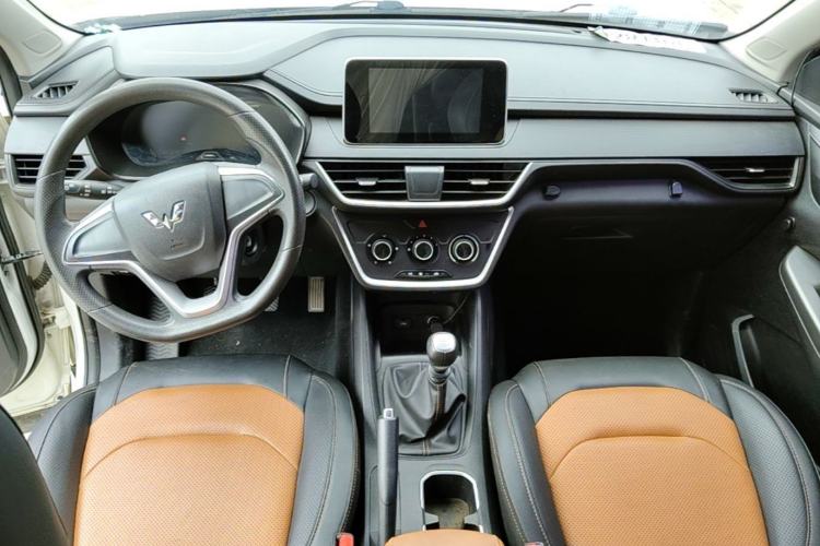 Used Wuling Hongguang S3 2019 1.5L Manual Comfort Model China VI Standard Center Console