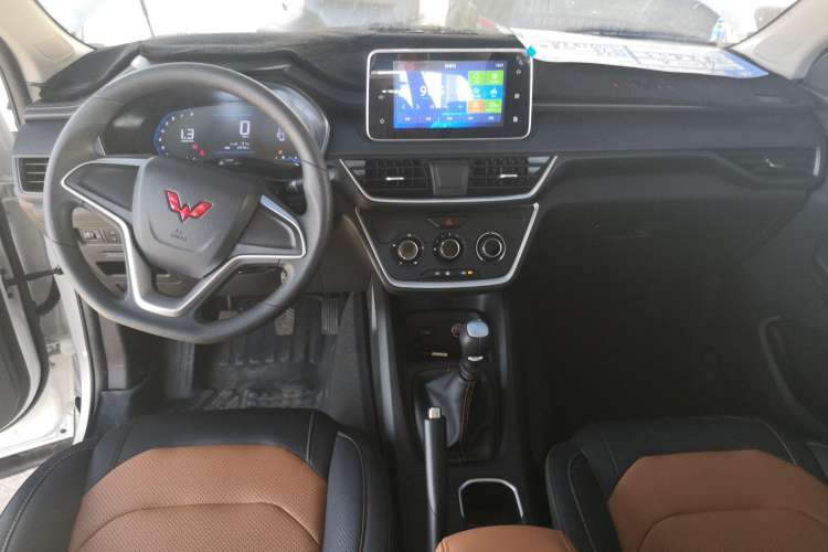Used Wuling Hongguang S3 2019 1.5L Manual Comfort Model China VI Standard Center Console