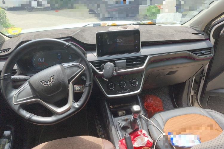 Used Wuling Hongguang S3 2019 1.5L Manual Comfort Model China VI Standard Center Console
