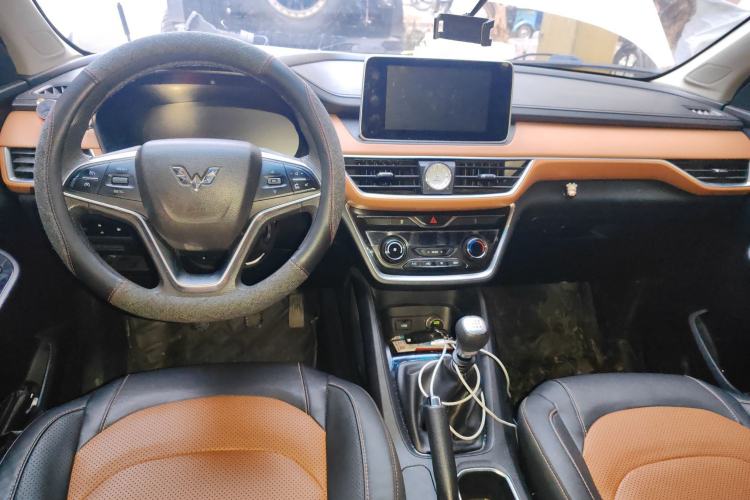 Used Wuling Hongguang S3 2019 Automatic Clutch Version 1.5L Manual Luxury Model China V Standard Center Console
