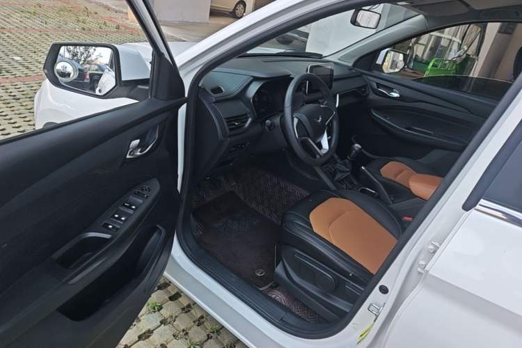 Used Wuling Hongguang S3 2019 1.5L Manual Comfort Model China VI Standard Driver Seat